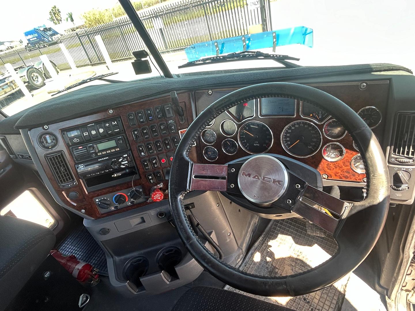 2017 Mack Granite image 16