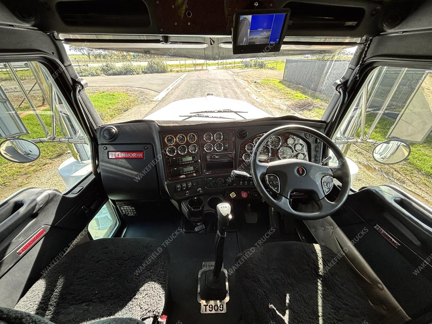2018 Kenworth T909 image 16