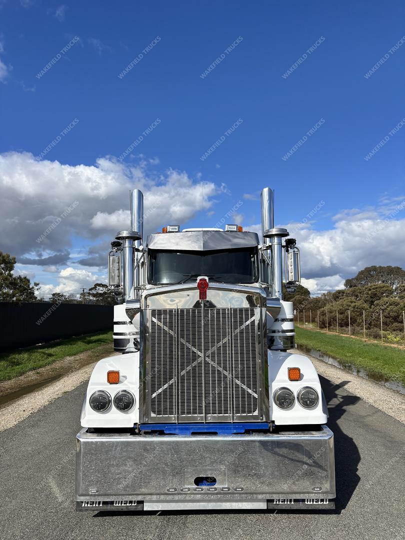 2018 Kenworth T909 image 2