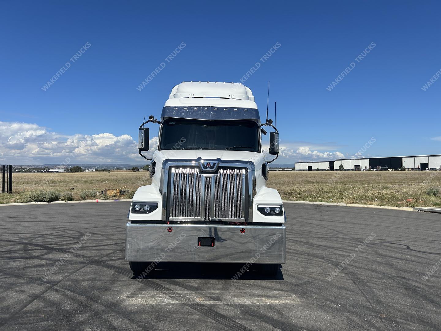 2023 Western Star 48X Prime Mover image 3