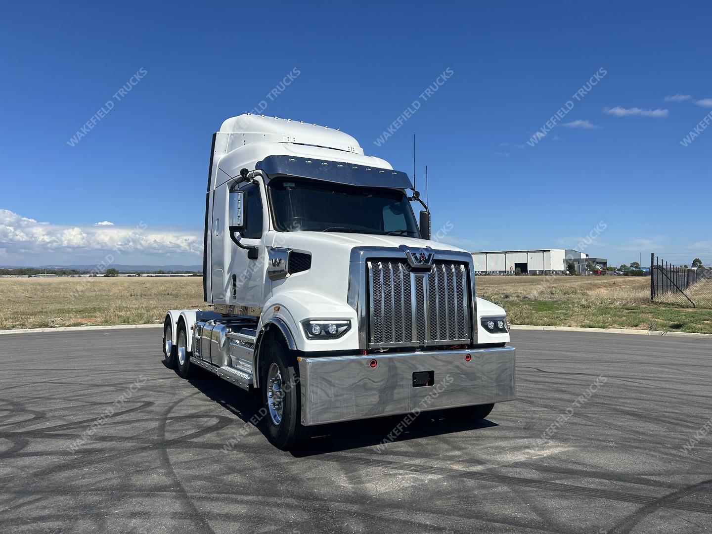 2023 Western Star 48X Prime Mover image 2