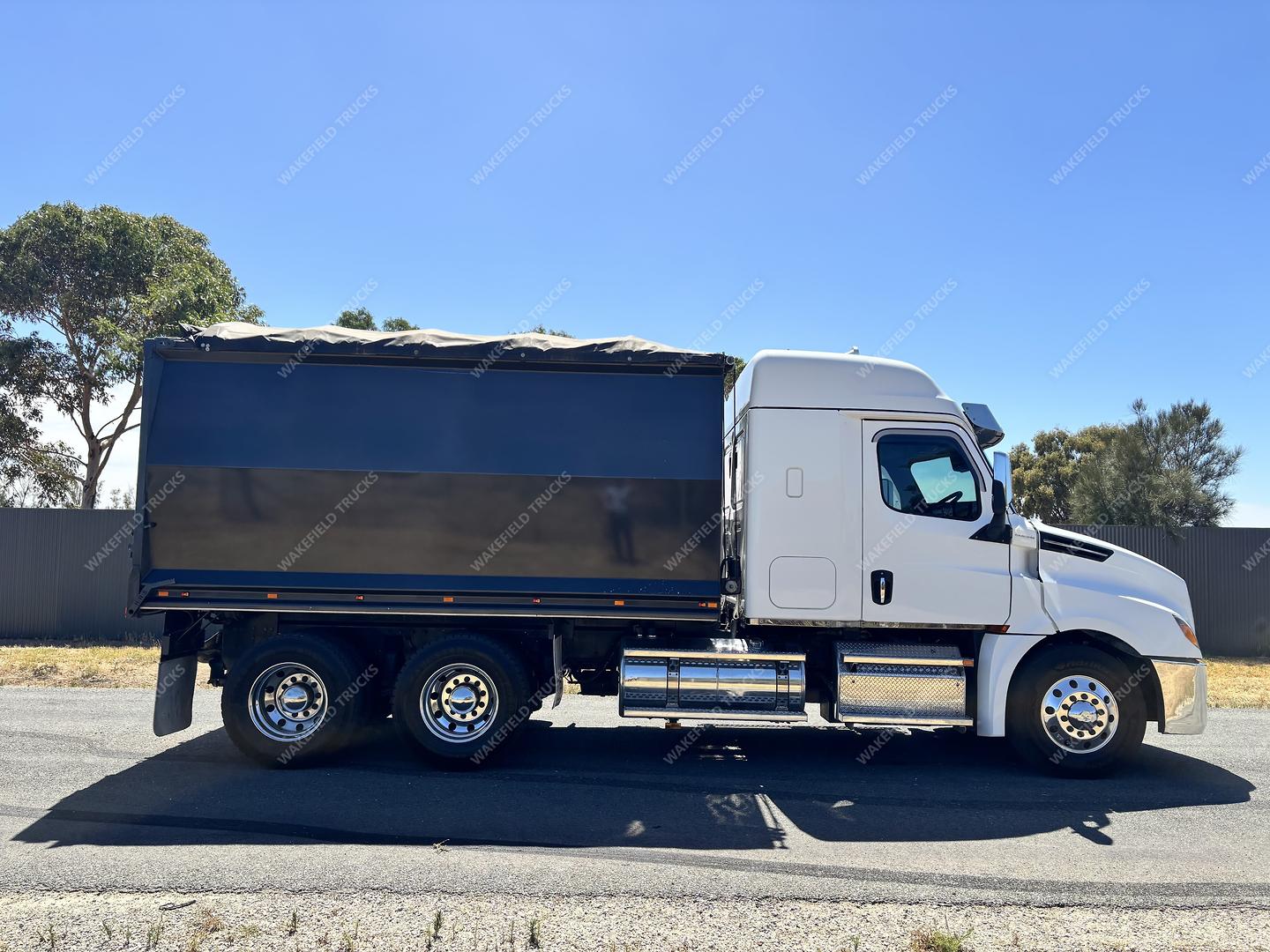 2022 Freightliner Cascadia image 9